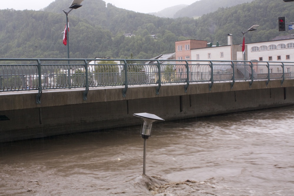 Hochwasser an der Stadtbrücke in Hallein, 2013